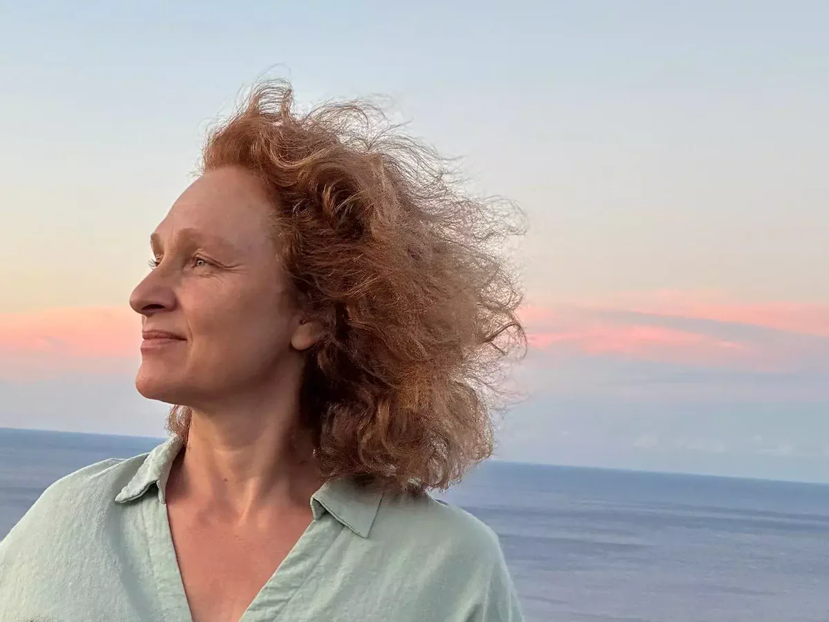 Élodie Tisserand de profil, face à la mer, au coucher du soleil dans le Cap Corse.